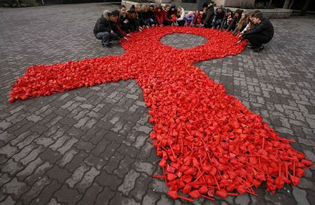 Ruská mláde upozoruje na hrozbu AIDS (ilustraní snímek).