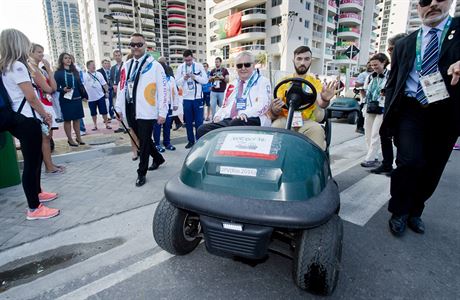 Prezident Milo Zeman (vlevo) elektromobilem na prohlídku zázemí eské ásti...