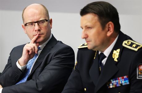 Premir Bohuslav Sobotka (vlevo) a policejn prezident Tom Tuh na tiskov...