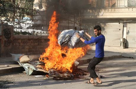 Obyvatel povstalci dren sti Aleppa zakldaj v ulicch ohn, aby vytvoili...