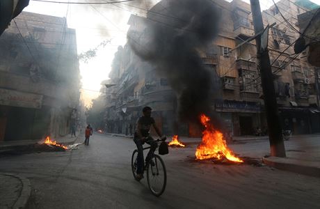 Obyvatelé povstalci drené ásti Aleppa zakládají v ulicích ohn, aby vytvoili...