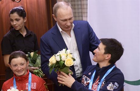 Ruský prezident Vladimir Putin pedává v Soi kvtiny ruským paralympionikám u...