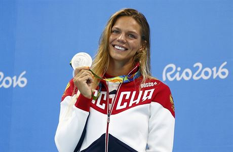 Ruská plavkyn Julia Jefimovová se stíbrnou medailí.