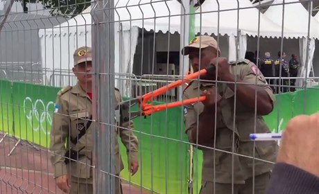 Braziltí hasii otevírají bránu k olympijskému stadionu.