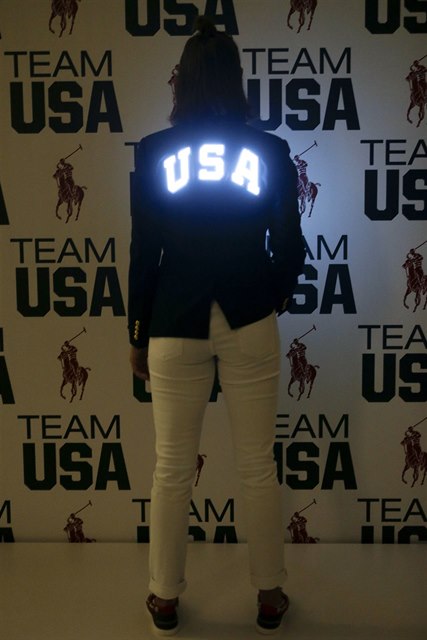 Se svítícím nápisem USA se v kolekci od Raplha Laurena pochlubí mimo jiné i Michael Phelps.