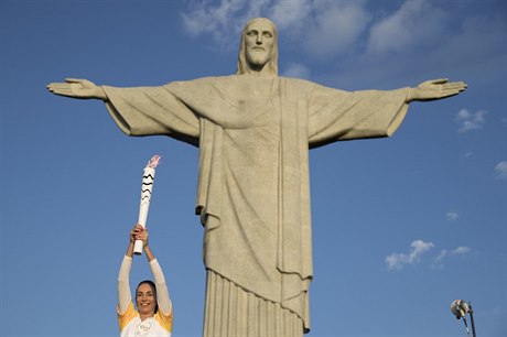 Bývalá brazilská volejbalistka Isabel Carriesová s olympijskou pochodní.