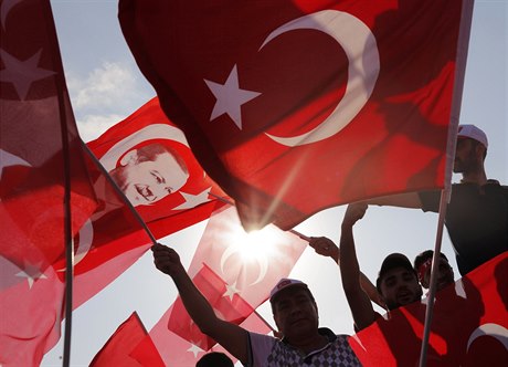 Tureckými vlajkami se to bhem demonstrace v Istanbulu jen hemilo.
