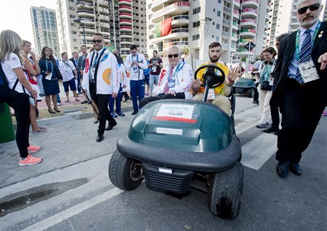 Prezident Milo Zeman (vlevo) elektromobilem na prohlídku zázemí eské ásti...