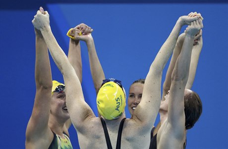 Australské plavkyn se radují z triumfu ve finále tafety na 4x100 metr ve...