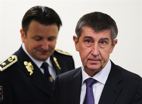 Ministr financí Andrej Babi (vpravo), v pozadí stojí policejní prezident Tomá...
