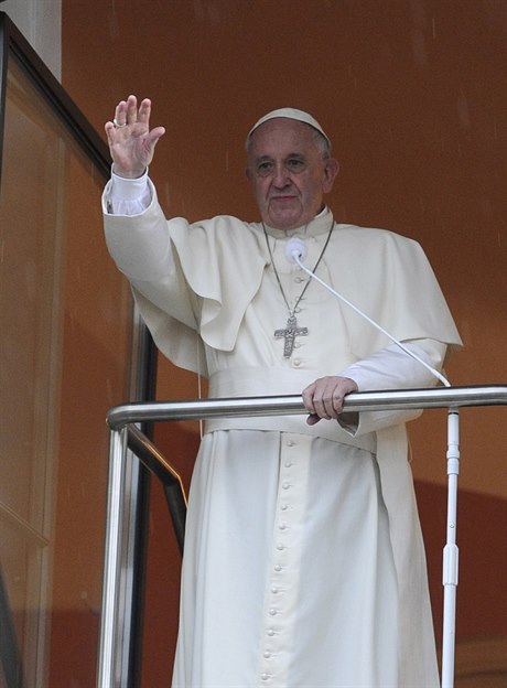 Papež František mává věřícím v polském Krakově.