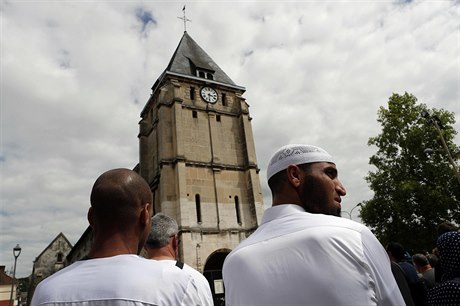 Kostel v Saint-Etienne-du-Rouvray, dějišti teroristického útoku. Pietního...