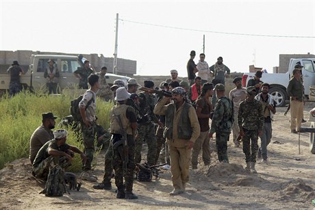 Irátí vojáci, íitské milice a sunnittí kmenoví bojovníci se pipravují na...