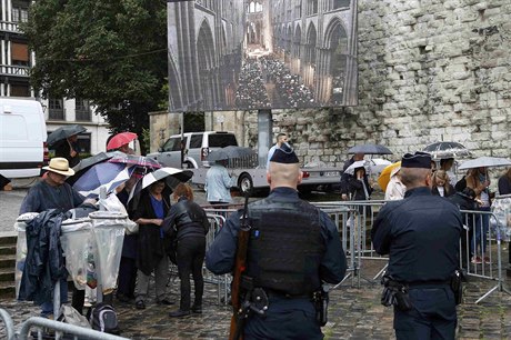 Francouztí policisté steí ulice. Výjimený stav kvli teroristickým útokm...