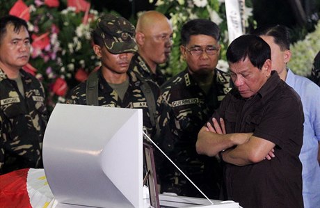 Pohled do rakve. Novému filipínskému prezidentovi (na snímku vpravo) se pro...
