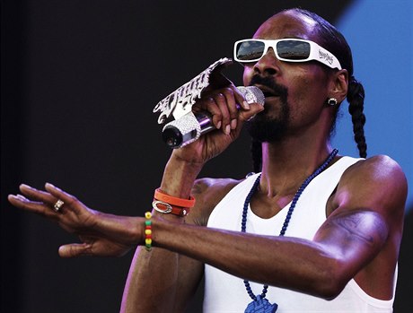 Pi koncert amerického rappera Snoop Dogga se zranilo 42 lidí.