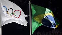 Olympijsk a brazilsk vlajka nad Riem.