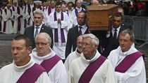 Pohřební zřízenci nesou rakev zabitého kněze Jacquese Hamela do katedrály v...