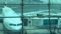 Amatrsk fotografie zachycuje rozshl kou z poru Boeingu 777 spolenosti...