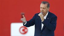 Tureck prezident Erdogan hovo bhem manifestace v Istanbulu, kterou svolal.