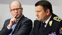 Premir Bohuslav Sobotka (vlevo) a policejn prezident Tom Tuh na tiskov...