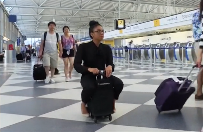 Jezdící kufr vás na letišti přepraví rychleji. Nabíjí i mobily | Video |  Lidovky.cz