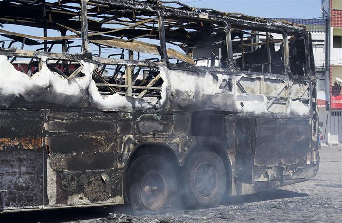 Trosky autobusu v brazilském Natalu.
