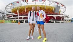 eské tenistky Andrea Hlaváková (vlevo) a Lucie Hradecká trénovaly 2. srpna v...