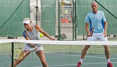 eské tenistky Andrea Hlaváková (vlevo) a Lucie Hradecká trénovaly 2. srpna v...