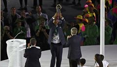 Kipchoge Keino z Keni s novou cenou Olympic Laurel award.