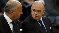 Prezident francouzské Ústavní rady Laurent Fabius a francouzský ministr vnitra...