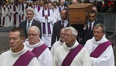 Pohební zízenci nesou rakev zabitého knze Jacquese Hamela do katedrály v...