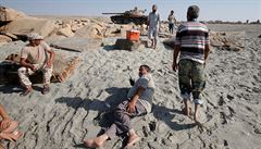 Libyjská plá Sirte se stala místem boj s Islámským státem, na snímku v pozadí...