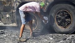 Mu� hasí autobus v brazilském m�st Natal, kde pokra�ují nepokoje, navzdory...