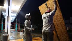 Obyvatelé zabezpeují okna obchod ped hurikánem Earl.
