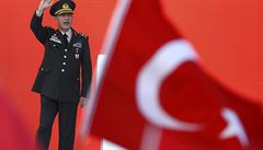 éf tureckého vojenského generální tábu Hulusi Akar zdraví pihlíející bhem...