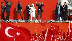 Turecký prezident Recep Tayyip Erdogan se svou enou Emine Gulbaranovou zdraví...