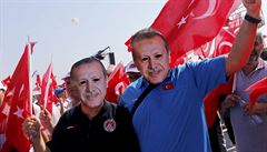 Nkteí lidé si na podporu prezidenta Erdogana bhem demonstrace v Istanbulu...