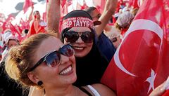 Prezidenta Erdogana pily podpoit davy lidí.