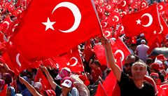 Tureckými vlajkami se to bhem demonstrace v Istanbulu jen hemilo.
