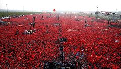 Statisícové davy zaplnily turecký Istanbul. Podpořily prezidenta Erdogana