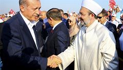 Turecký prezident Erdogan tesoucí si rukou se svým píznivcem.