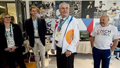 Prezident Milo Zeman (druhý zprava) prohlédl zázemí eské ásti olympijské...