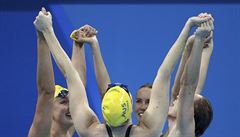 Australské plavkyn se radují z triumfu ve finále tafety na 4x100 metr ve...