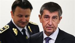 Ministr financí Andrej Babi (vpravo), v pozadí stojí policejní prezident Tomá...
