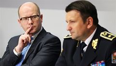 Premiér Bohuslav Sobotka (vlevo) a policejní prezident Tomá Tuhý na tiskové...