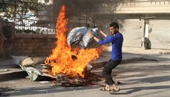 Obyvatelé povstalci drené ásti Aleppa zakládají v ulicích ohn, aby vytvoili...