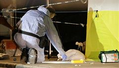 Policejní forenzní technik zaji��uje místo �inu.