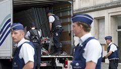 Belgití policisté chystají bezpenostní zátarasy.