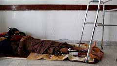 Zranný mu na podlaze nemocnice v Saná.